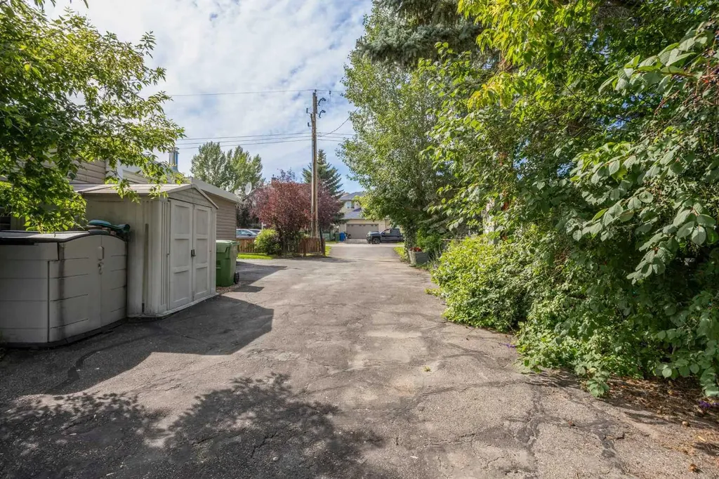 828 West Chestermere Chestermere AB T1X 1B6