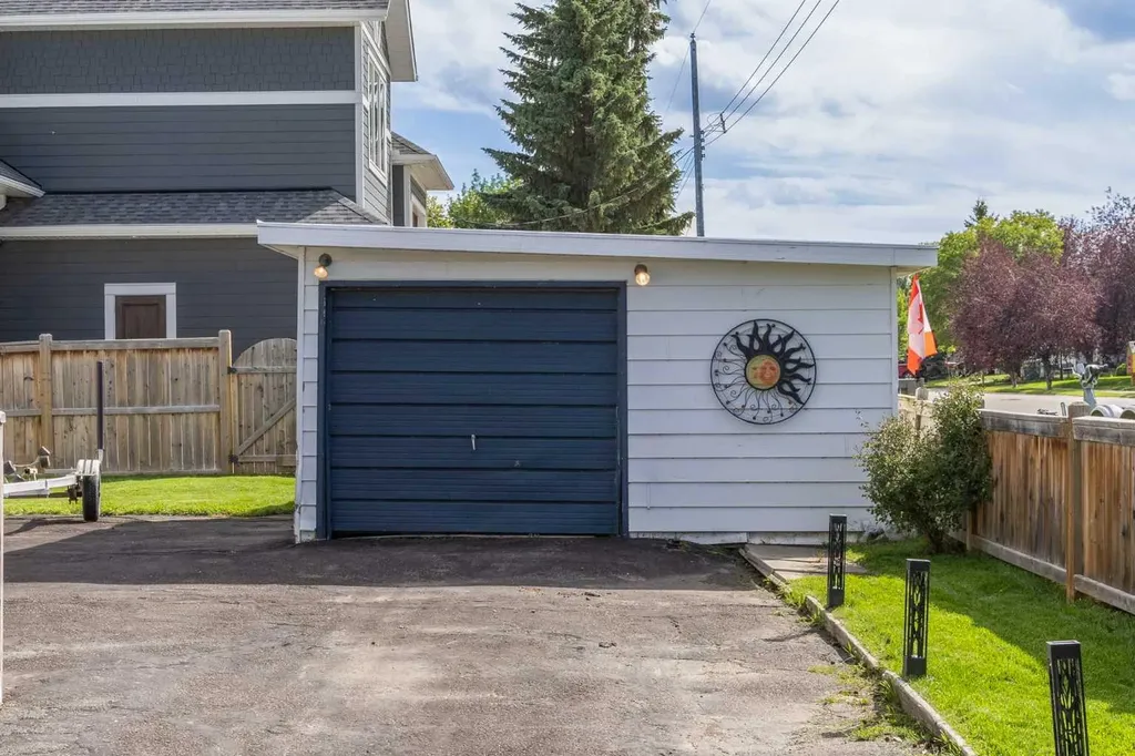 828 West Chestermere Chestermere AB T1X 1B6