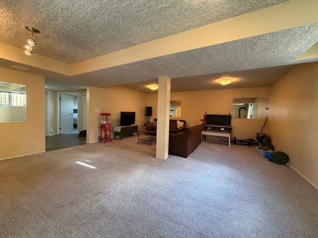 5910 10 Avenue Edson AB T7E 1J3