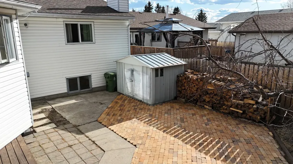 5910 10 Avenue Edson AB T7E 1J3