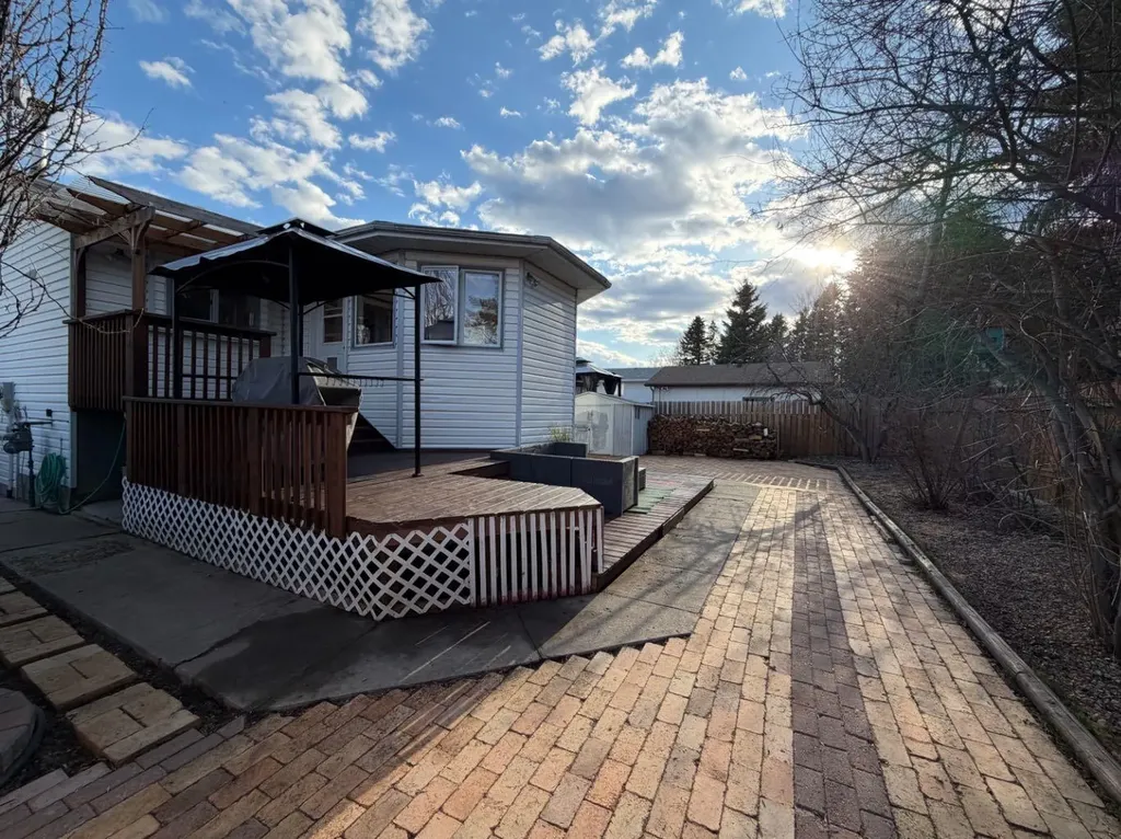 5910 10 Avenue Edson AB T7E 1J3