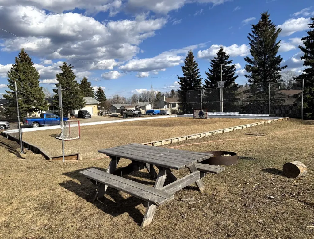 5910 10 Avenue Edson AB T7E 1J3