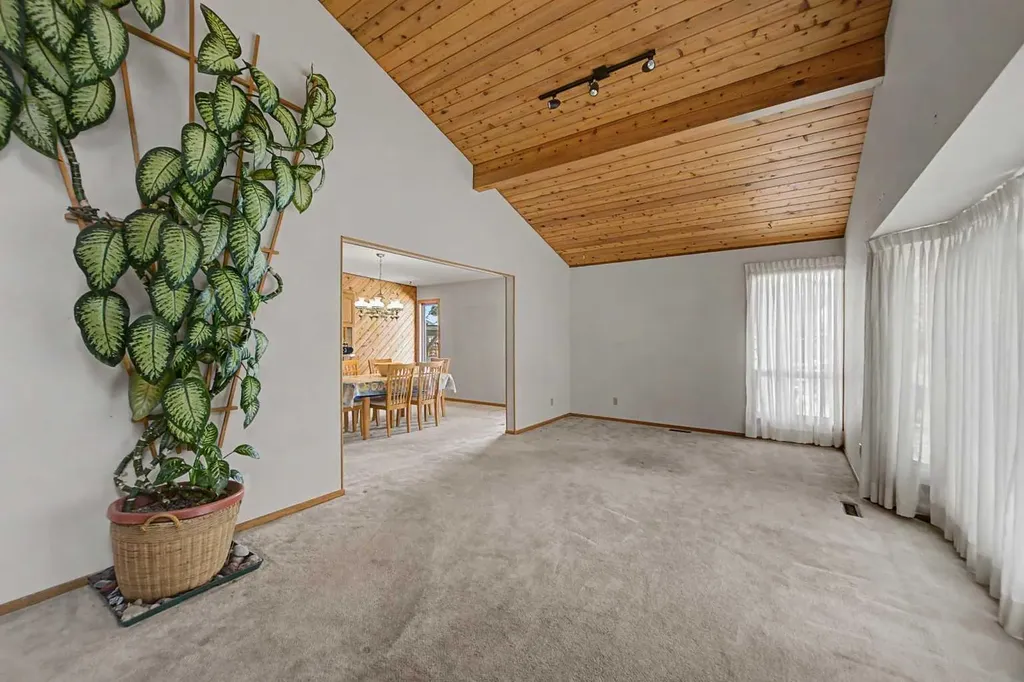 1284 Hunterburn Crescent NW Calgary AB T2K 4T2