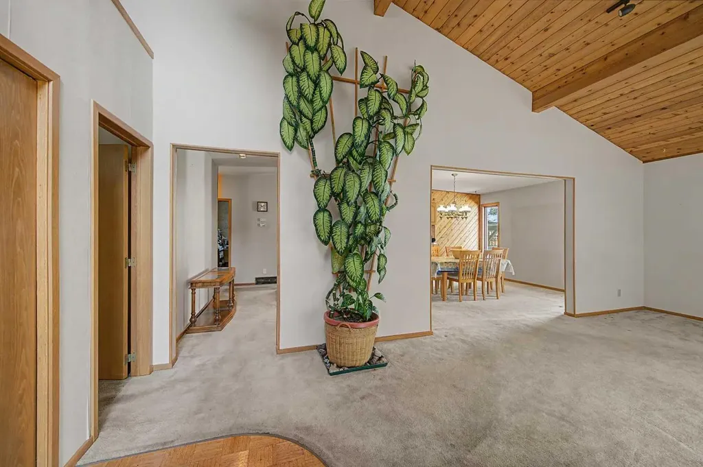 1284 Hunterburn Crescent NW Calgary AB T2K 4T2