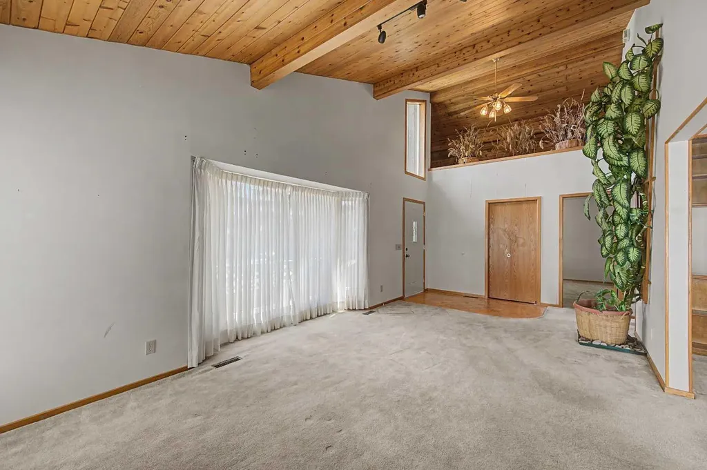 1284 Hunterburn Crescent NW Calgary AB T2K 4T2