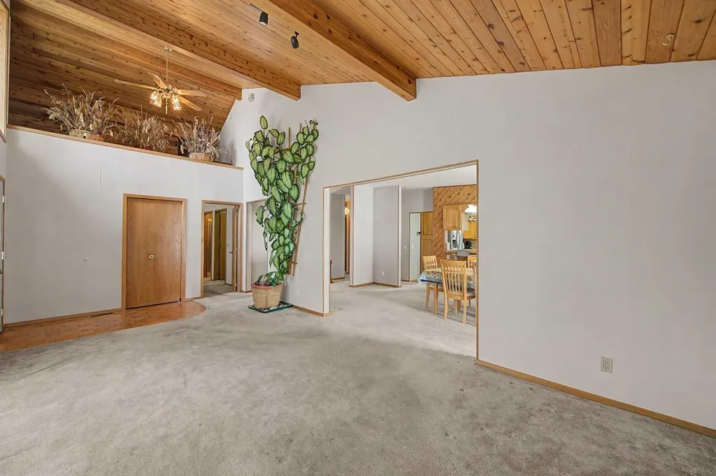 1284 Hunterburn Crescent NW Calgary AB T2K 4T2