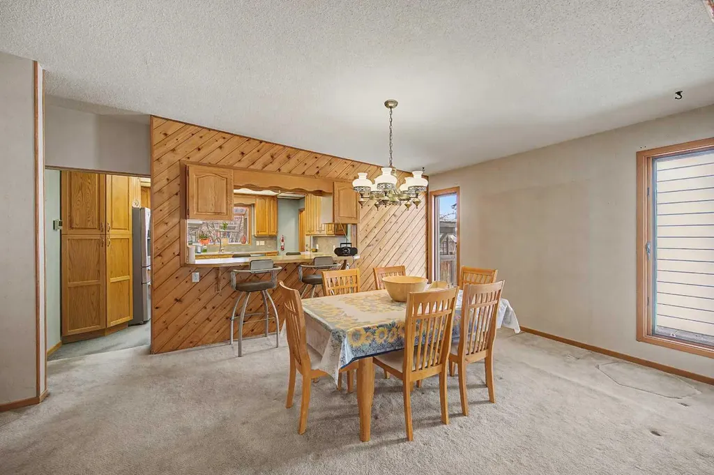 1284 Hunterburn Crescent NW Calgary AB T2K 4T2