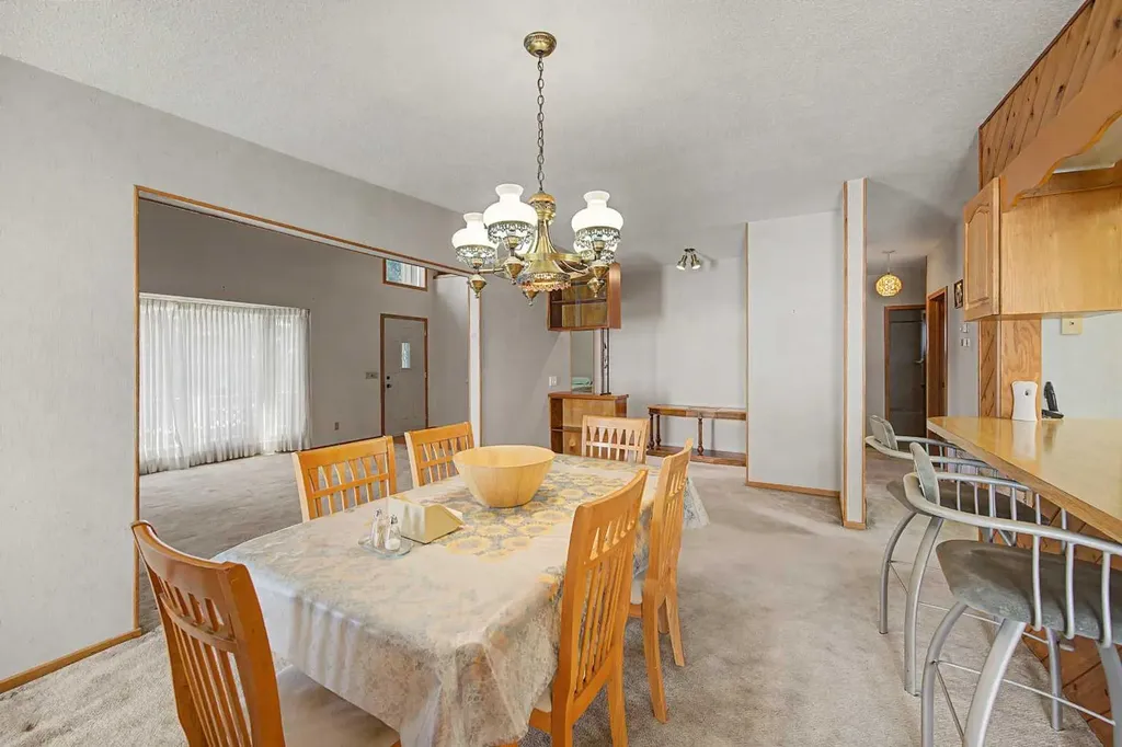 1284 Hunterburn Crescent NW Calgary AB T2K 4T2