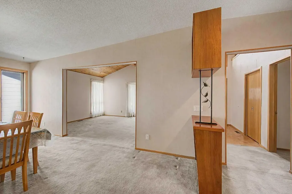 1284 Hunterburn Crescent NW Calgary AB T2K 4T2