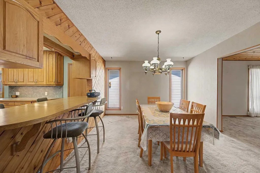 1284 Hunterburn Crescent NW Calgary AB T2K 4T2