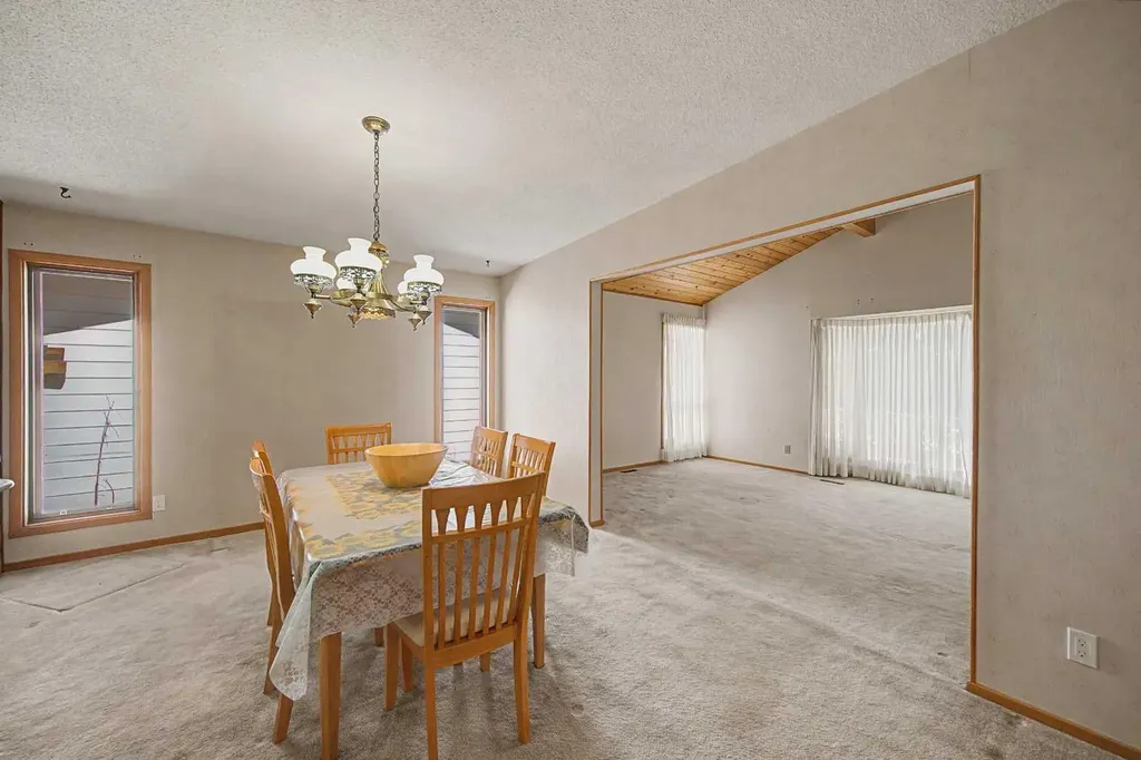 1284 Hunterburn Crescent NW Calgary AB T2K 4T2