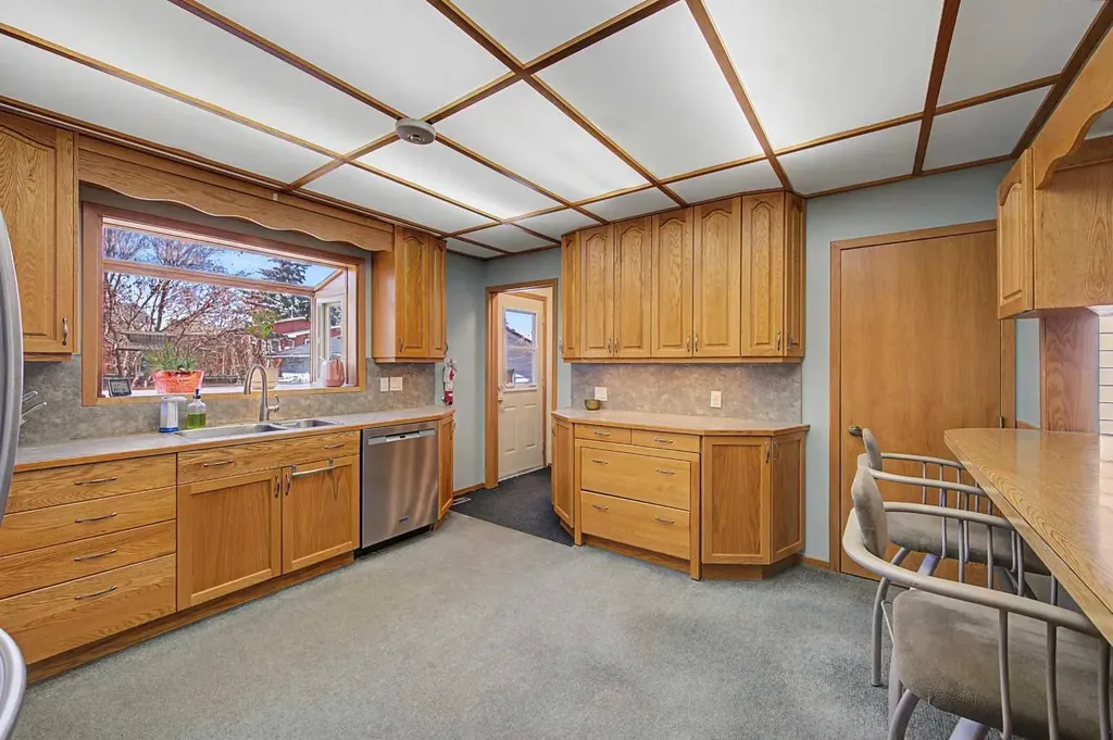1284 Hunterburn Crescent NW Calgary AB T2K 4T2
