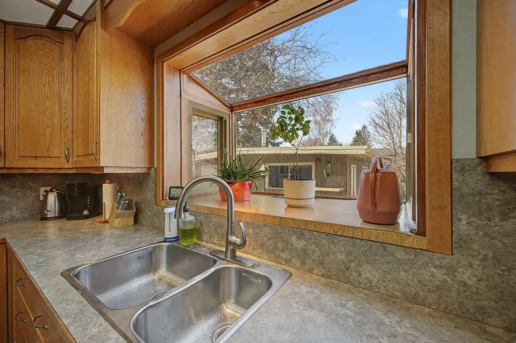 1284 Hunterburn Crescent NW Calgary AB T2K 4T2