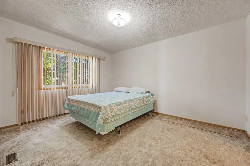 1284 Hunterburn Crescent NW Calgary AB T2K 4T2