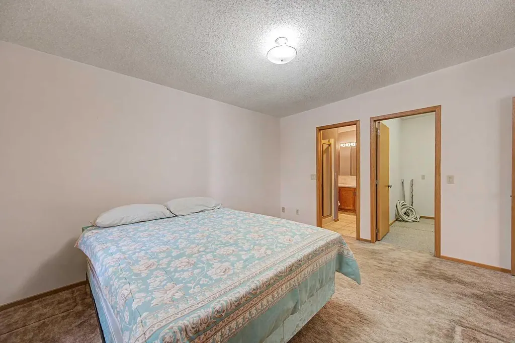 1284 Hunterburn Crescent NW Calgary AB T2K 4T2