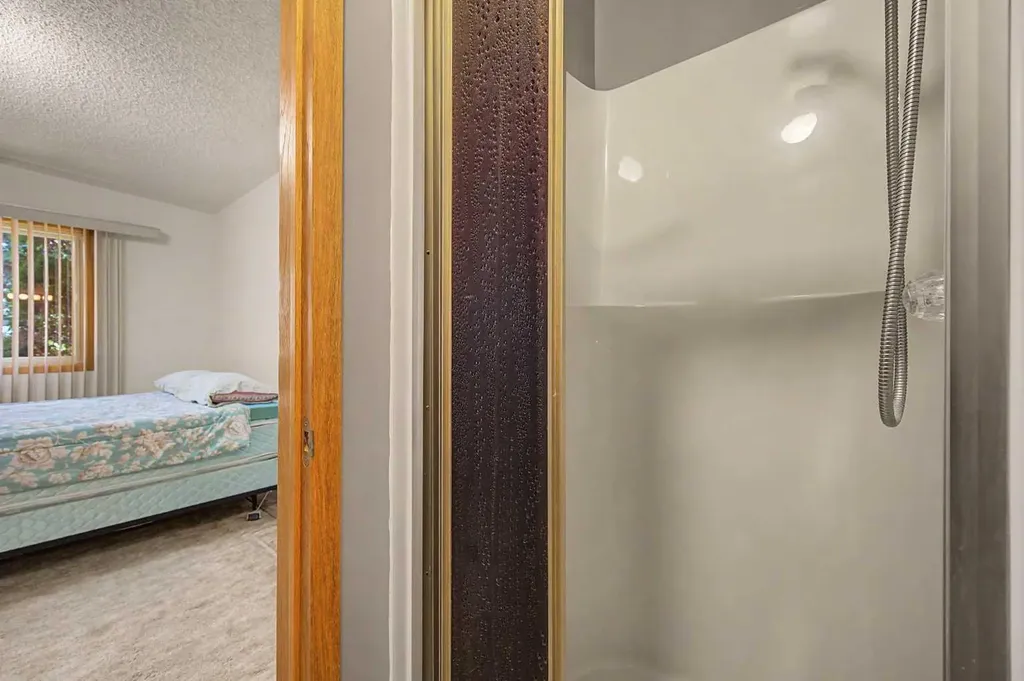 1284 Hunterburn Crescent NW Calgary AB T2K 4T2