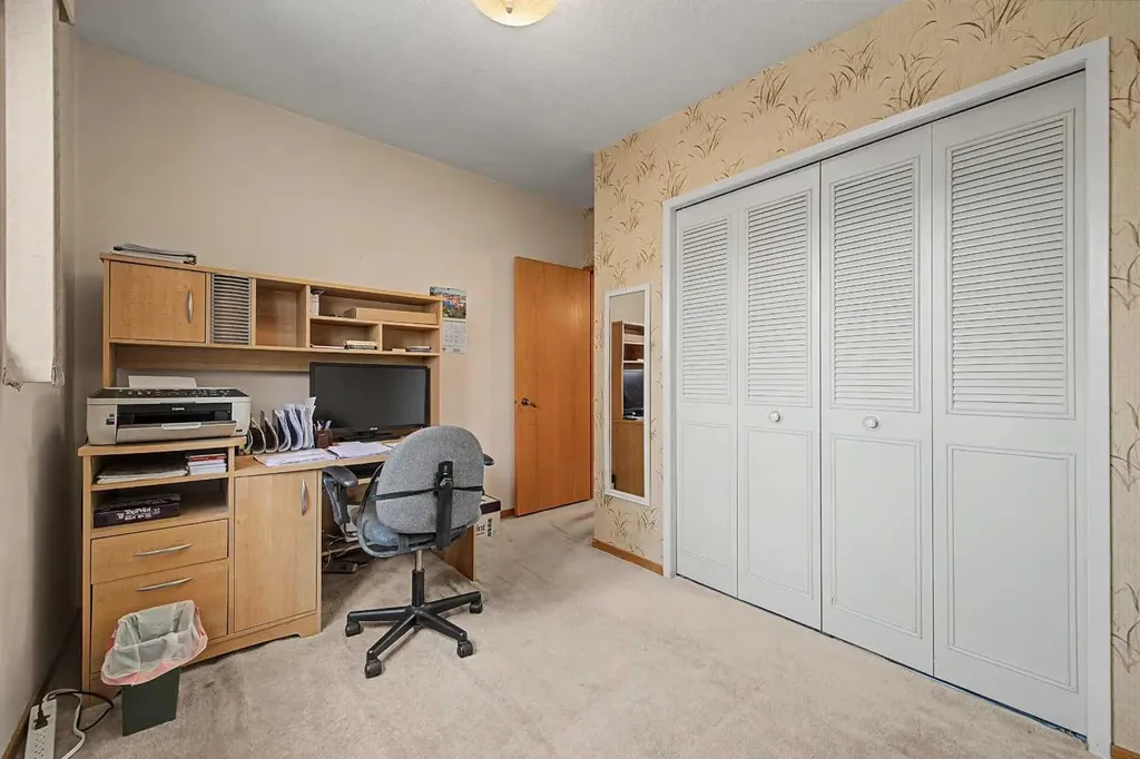 1284 Hunterburn Crescent NW Calgary AB T2K 4T2