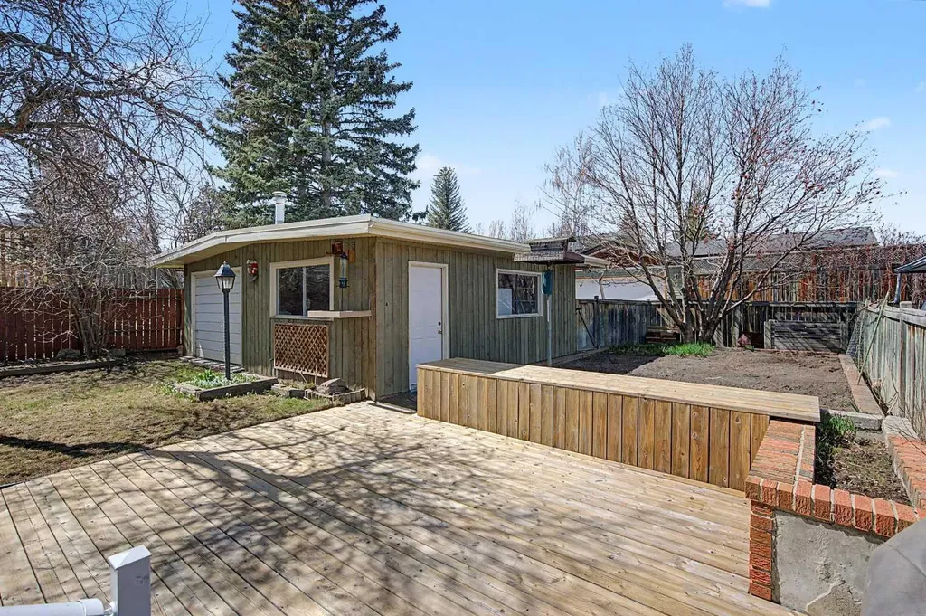 1284 Hunterburn Crescent NW Calgary AB T2K 4T2