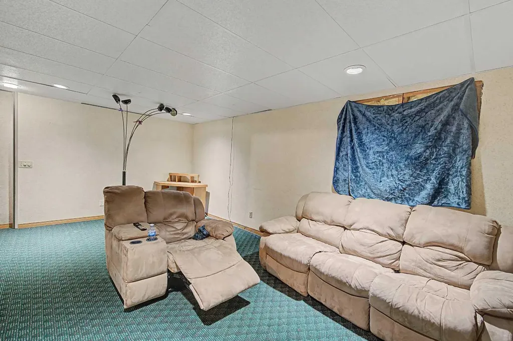 1284 Hunterburn Crescent NW Calgary AB T2K 4T2