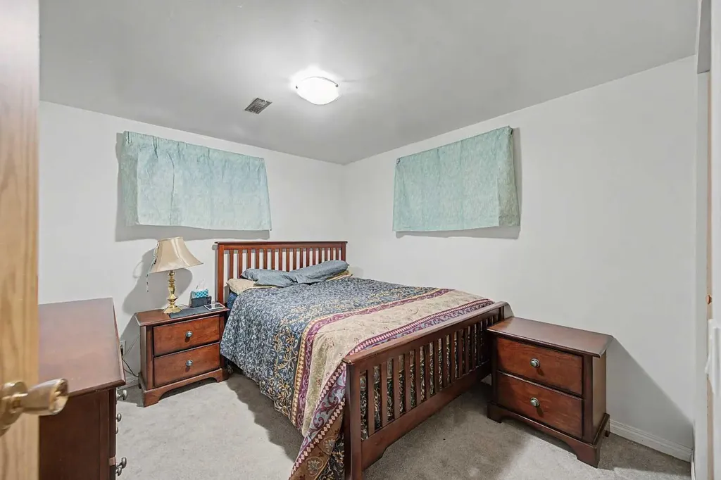 1284 Hunterburn Crescent NW Calgary AB T2K 4T2