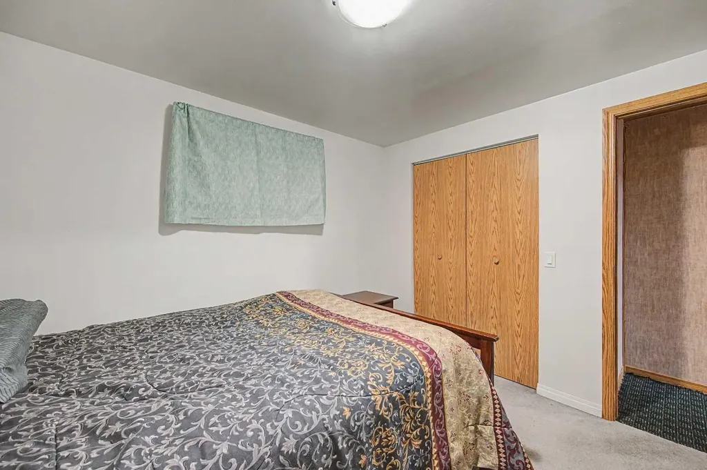 1284 Hunterburn Crescent NW Calgary AB T2K 4T2