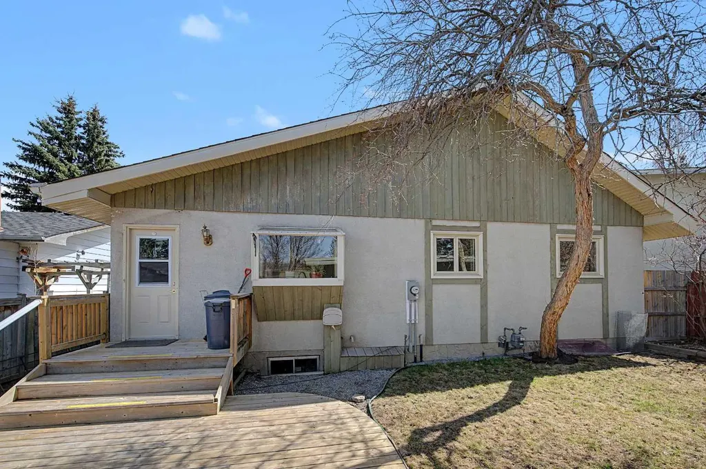 1284 Hunterburn Crescent NW Calgary AB T2K 4T2