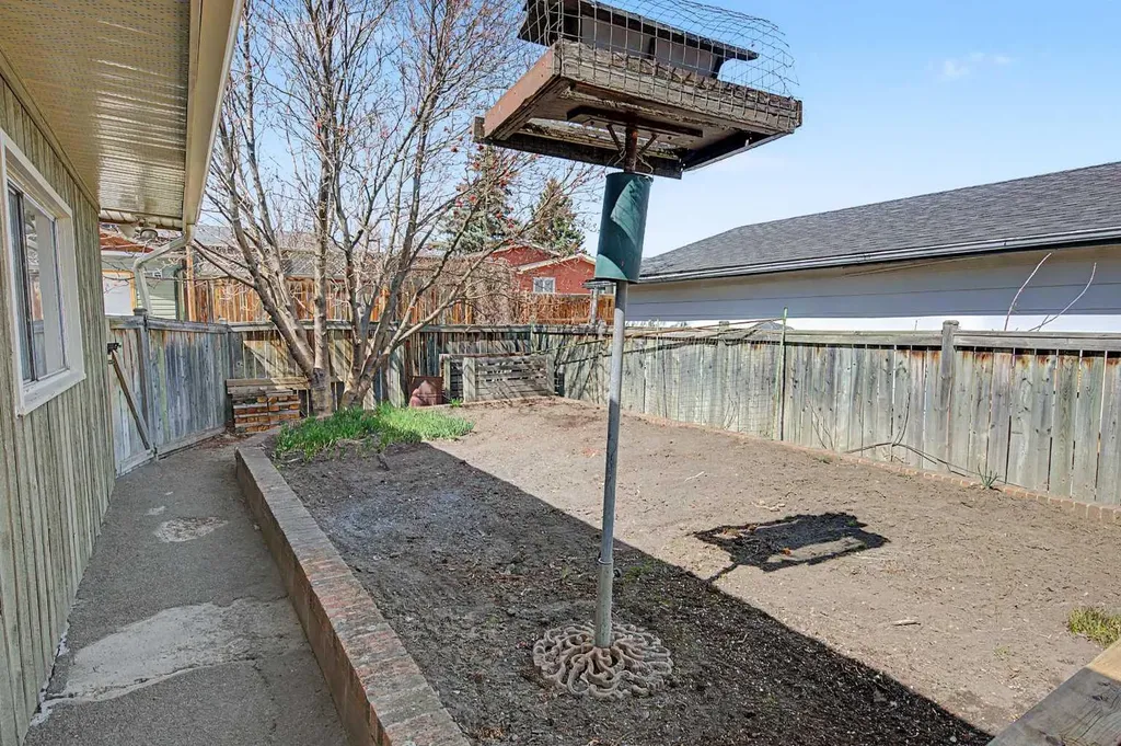 1284 Hunterburn Crescent NW Calgary AB T2K 4T2
