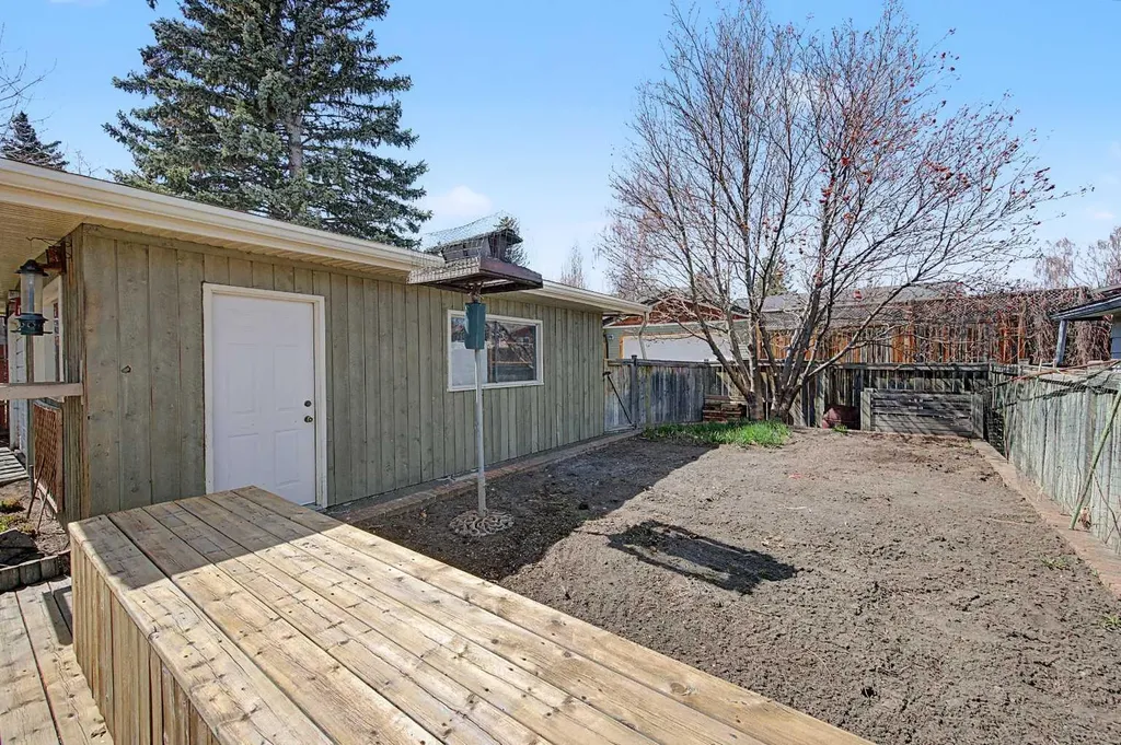 1284 Hunterburn Crescent NW Calgary AB T2K 4T2