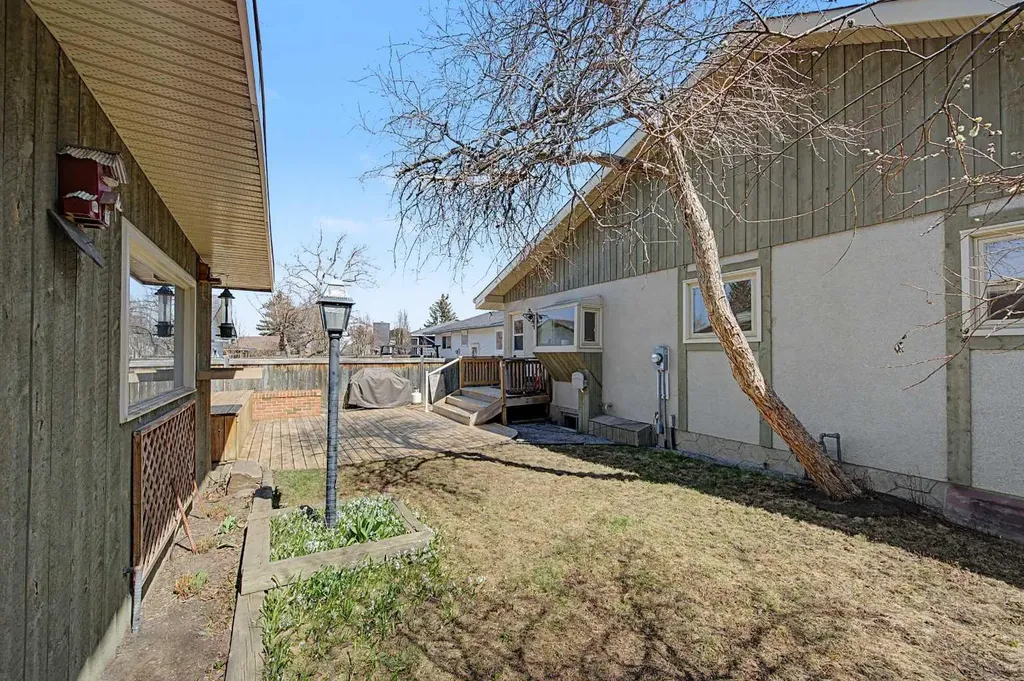 1284 Hunterburn Crescent NW Calgary AB T2K 4T2