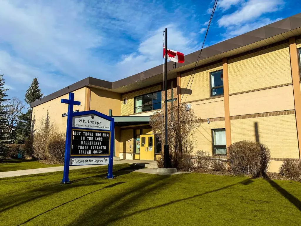 520 22 Avenue NW Calgary AB T2M 1N6