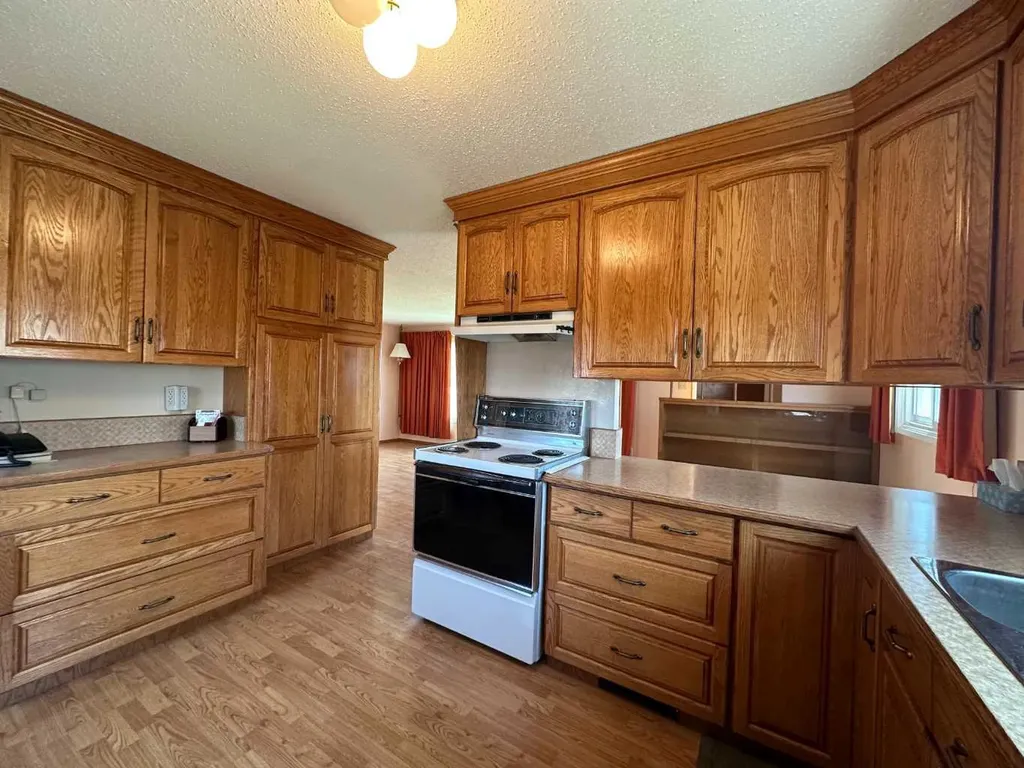 5550 & 5552 47 Avenue Crescent Ponoka AB T4J 1J9