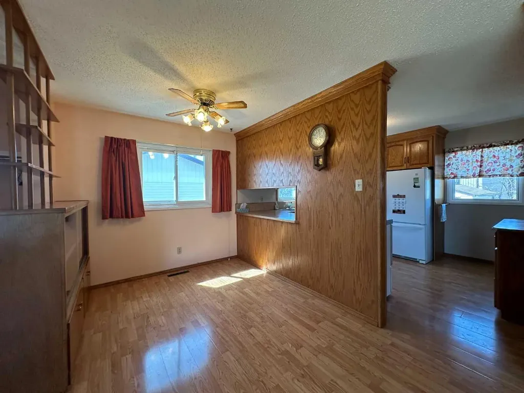 5550 & 5552 47 Avenue Crescent Ponoka AB T4J 1J9