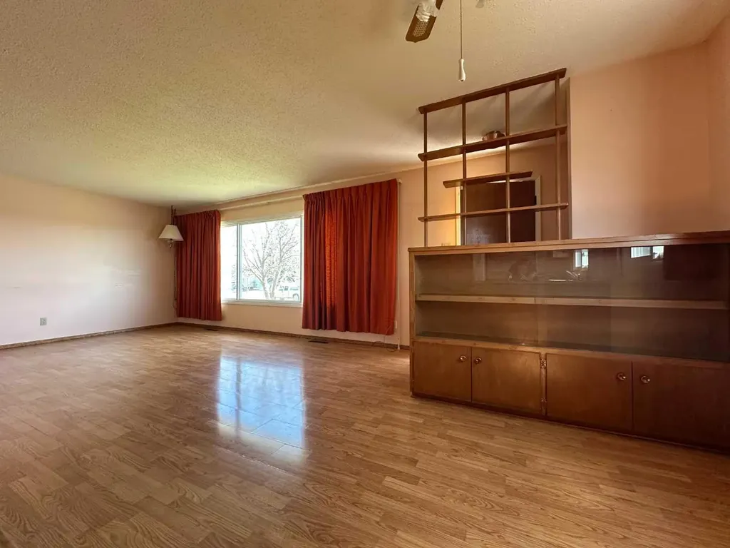 5550 & 5552 47 Avenue Crescent Ponoka AB T4J 1J9