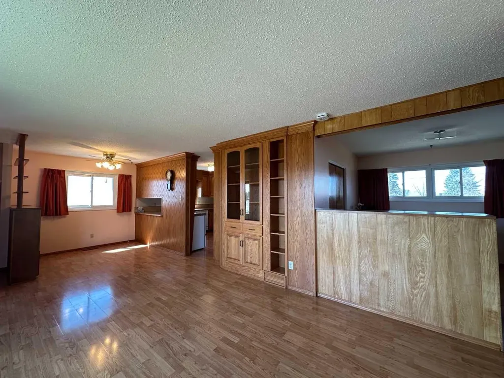 5550 & 5552 47 Avenue Crescent Ponoka AB T4J 1J9