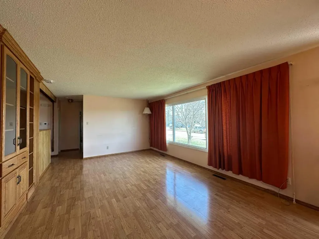 5550 & 5552 47 Avenue Crescent Ponoka AB T4J 1J9