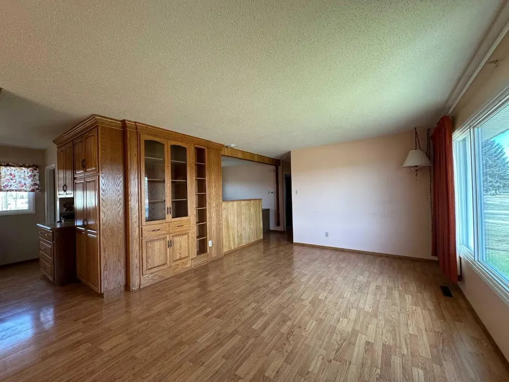 5550 & 5552 47 Avenue Crescent Ponoka AB T4J 1J9