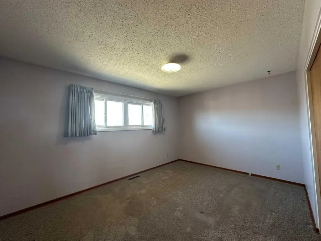 5550 & 5552 47 Avenue Crescent Ponoka AB T4J 1J9