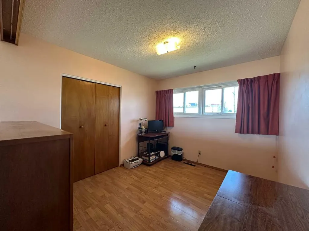 5550 & 5552 47 Avenue Crescent Ponoka AB T4J 1J9