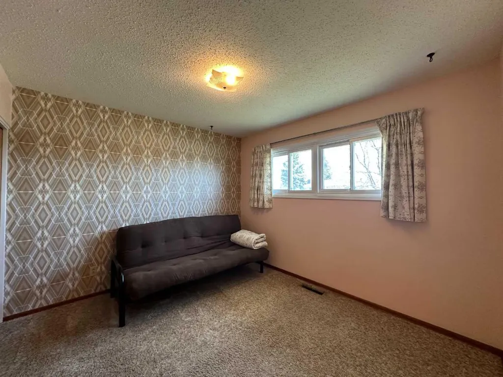 5550 & 5552 47 Avenue Crescent Ponoka AB T4J 1J9