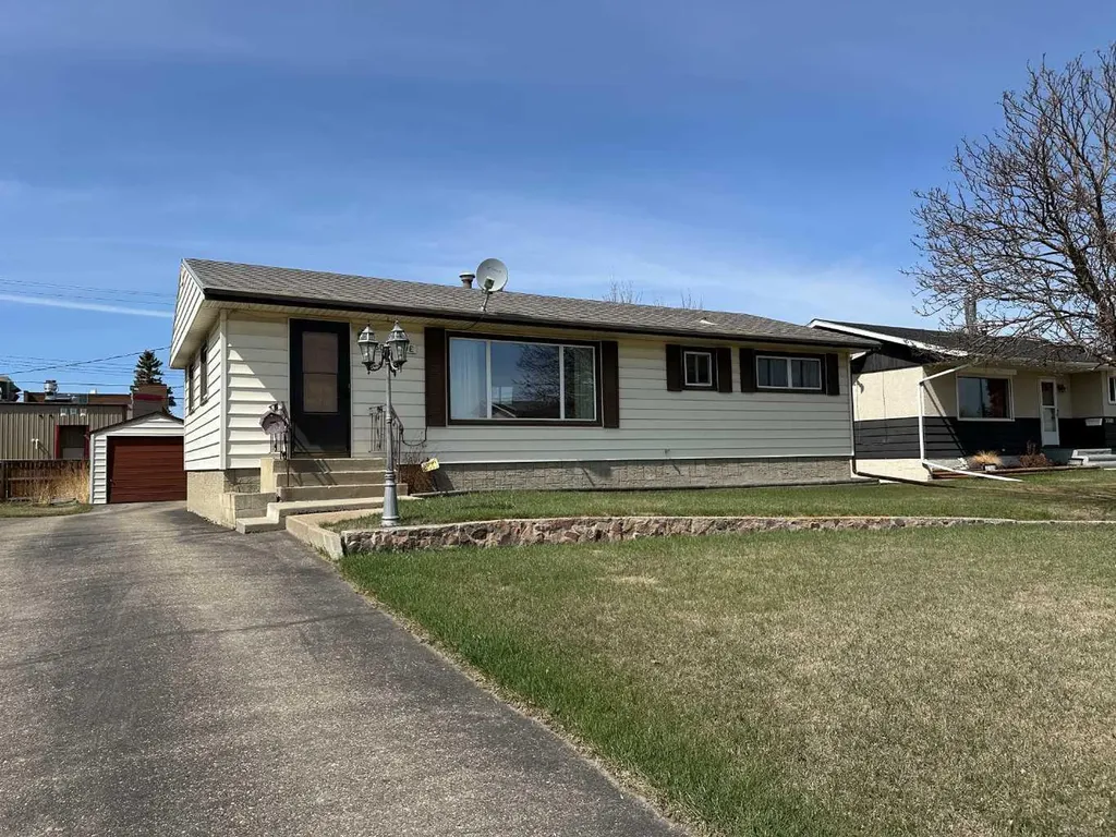 5550 & 5552 47 Avenue Crescent Ponoka AB T4J 1J9