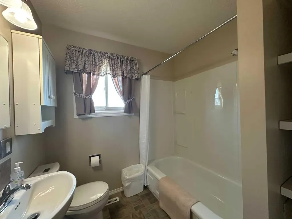 5550 & 5552 47 Avenue Crescent Ponoka AB T4J 1J9