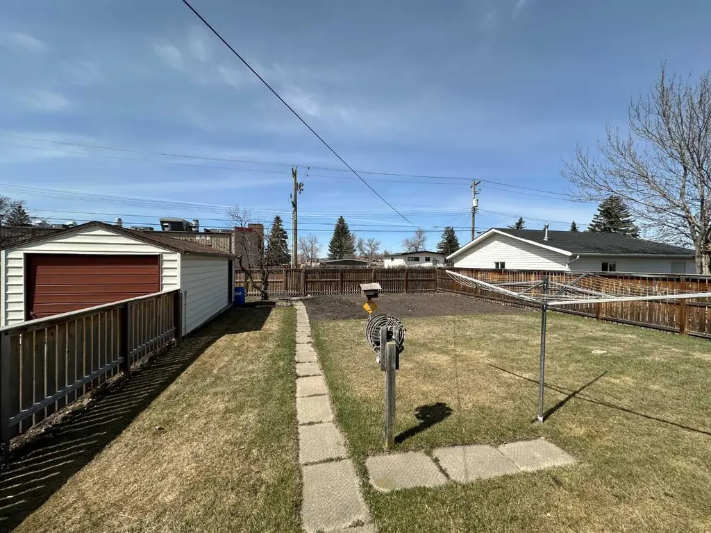 5550 & 5552 47 Avenue Crescent Ponoka AB T4J 1J9