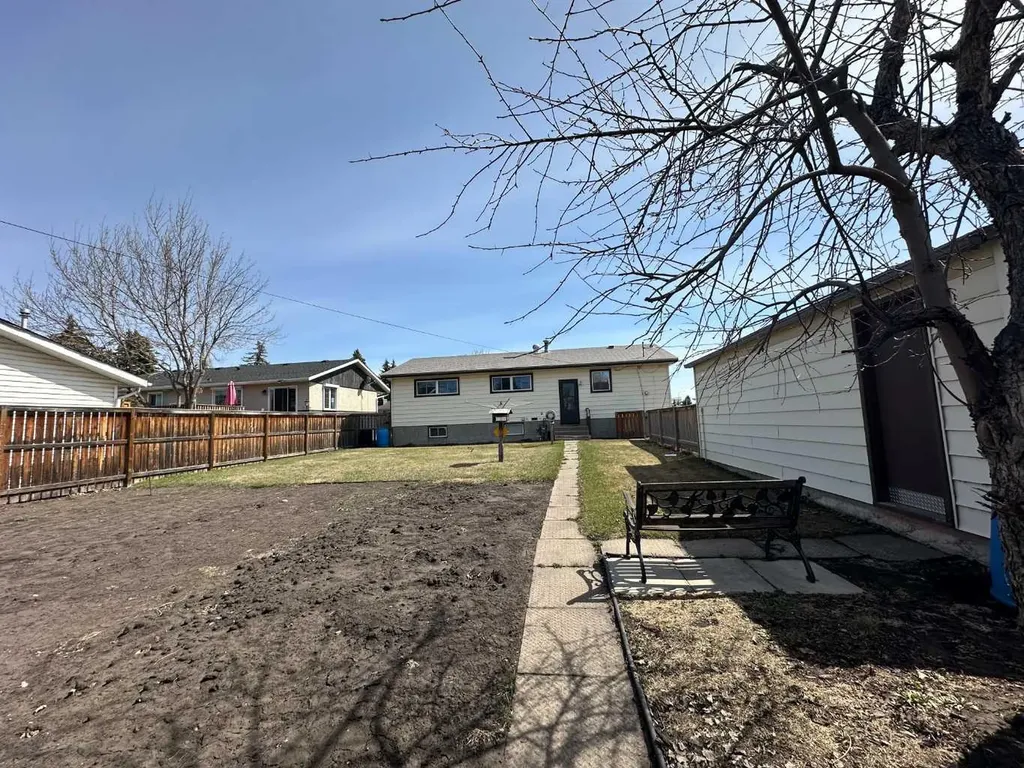 5550 & 5552 47 Avenue Crescent Ponoka AB T4J 1J9