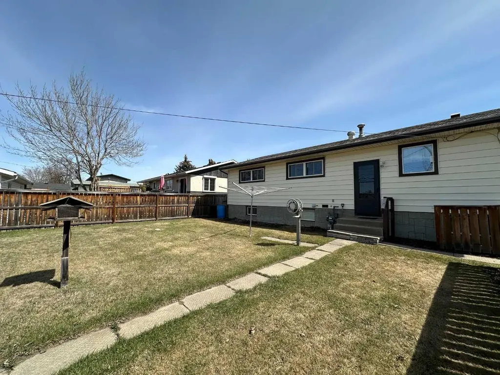 5550 & 5552 47 Avenue Crescent Ponoka AB T4J 1J9