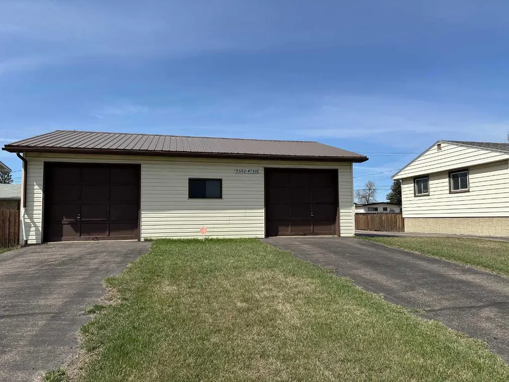 5550 & 5552 47 Avenue Crescent Ponoka AB T4J 1J9