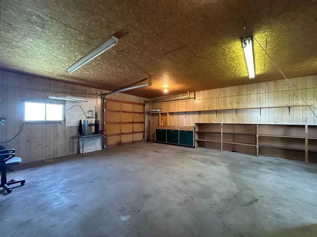 5550 & 5552 47 Avenue Crescent Ponoka AB T4J 1J9