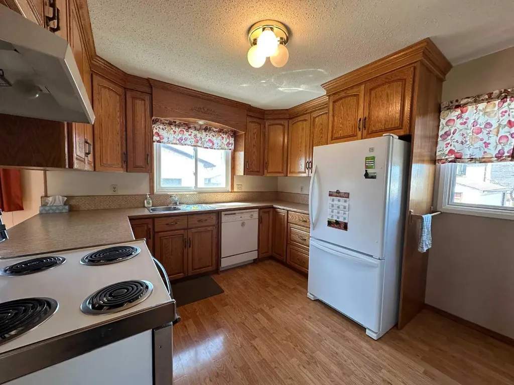 5550 & 5552 47 Avenue Crescent Ponoka AB T4J 1J9