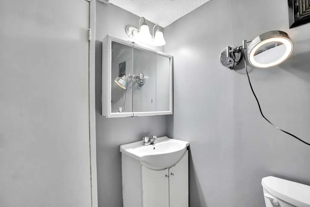 52 Pennsburg Way SE Calgary AB T2A 2J5