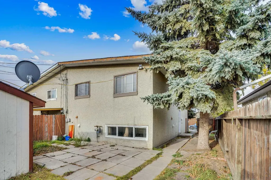 52 Pennsburg Way SE Calgary AB T2A 2J5