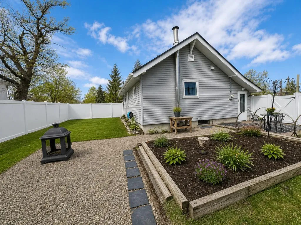 132 8 Avenue Gleichen AB T0J 1N0